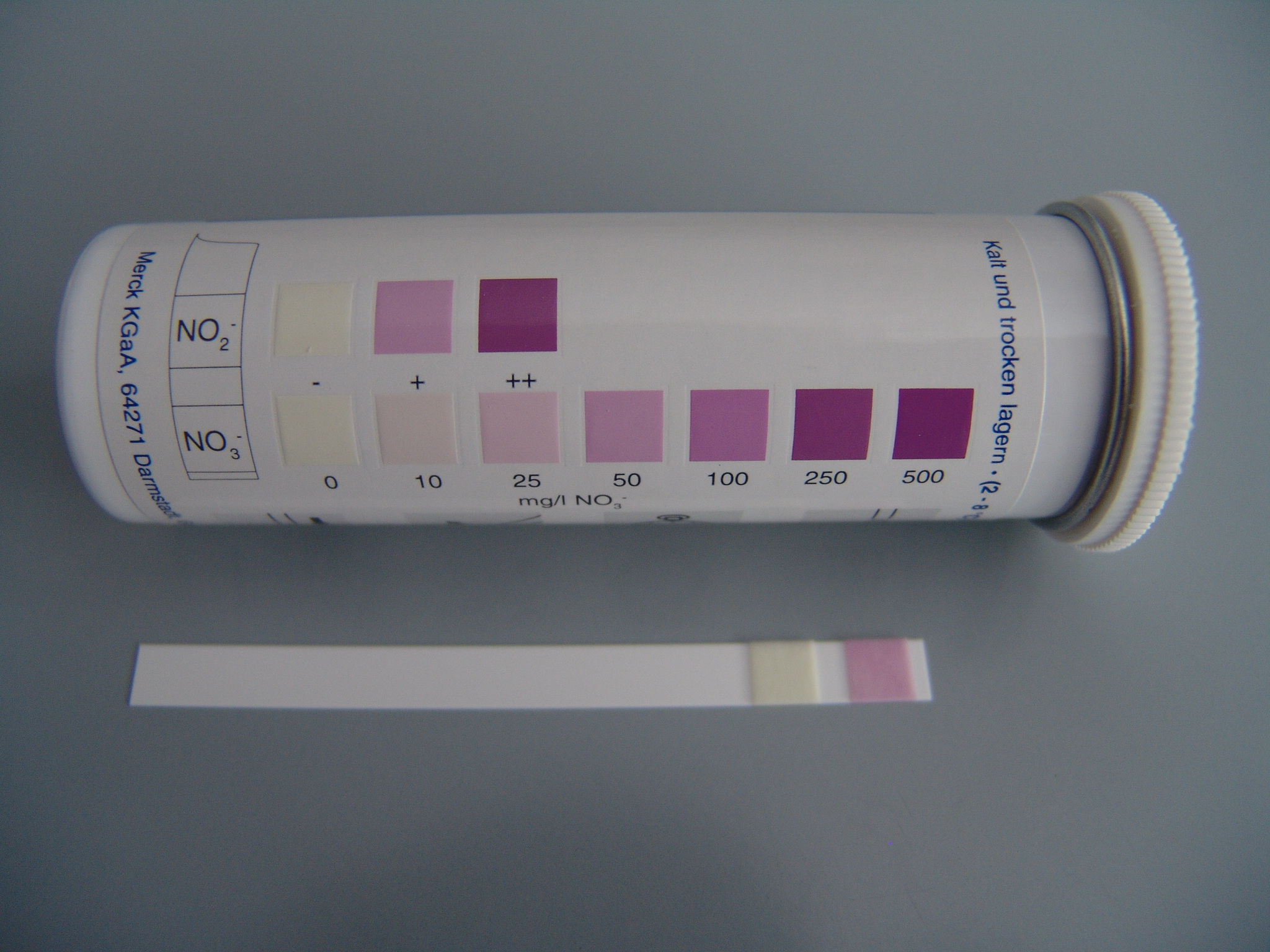 Komercijalna testna trakica za dokazivanje nitrata i nitrita